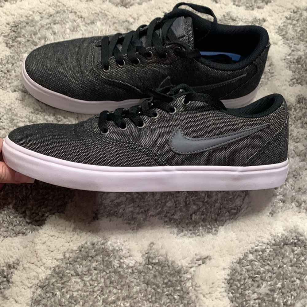 Nike - Picture 4 of 4
